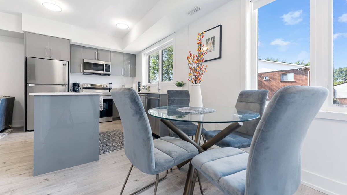 Niagara Falls House | New 2 bedroom Modern Apt, Mins to the Falls.
