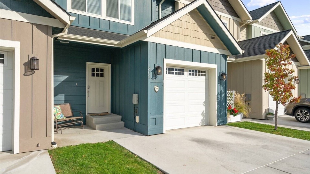 Wenatchee House | New 2 BR Townhouse in the Heart of Wenatchee. Great for Families, pet friendly.