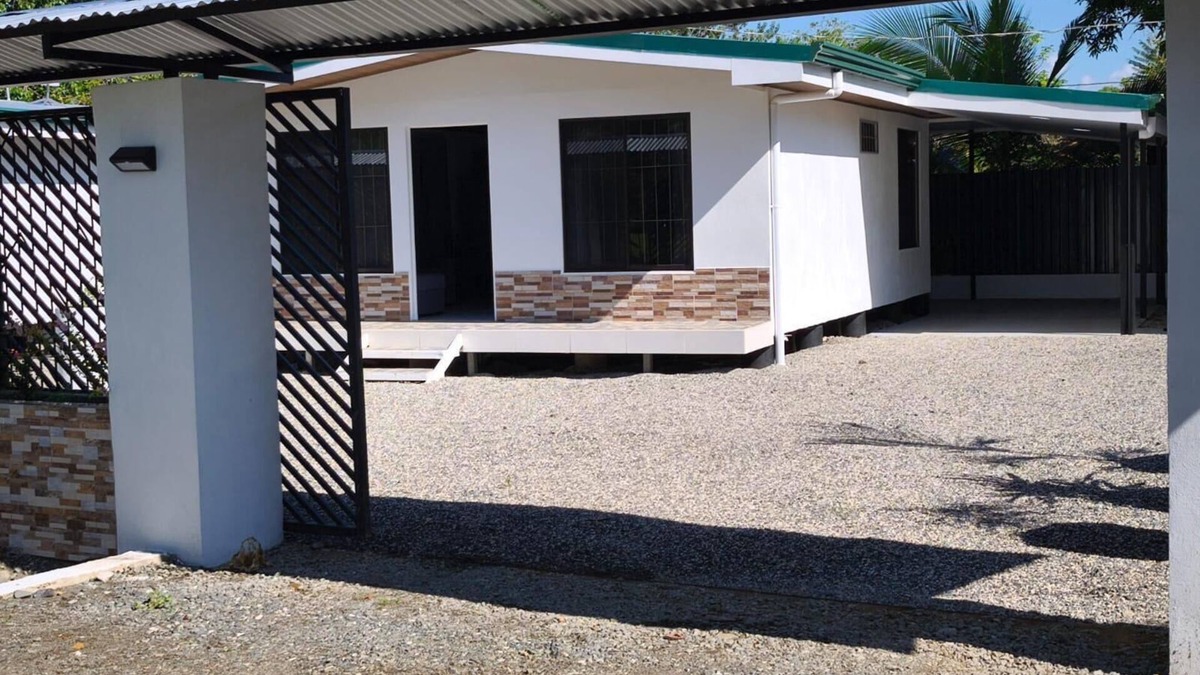 Palma House | New 2 bdr beach house with WIFI, BBQ and secure carport. Relax in style.