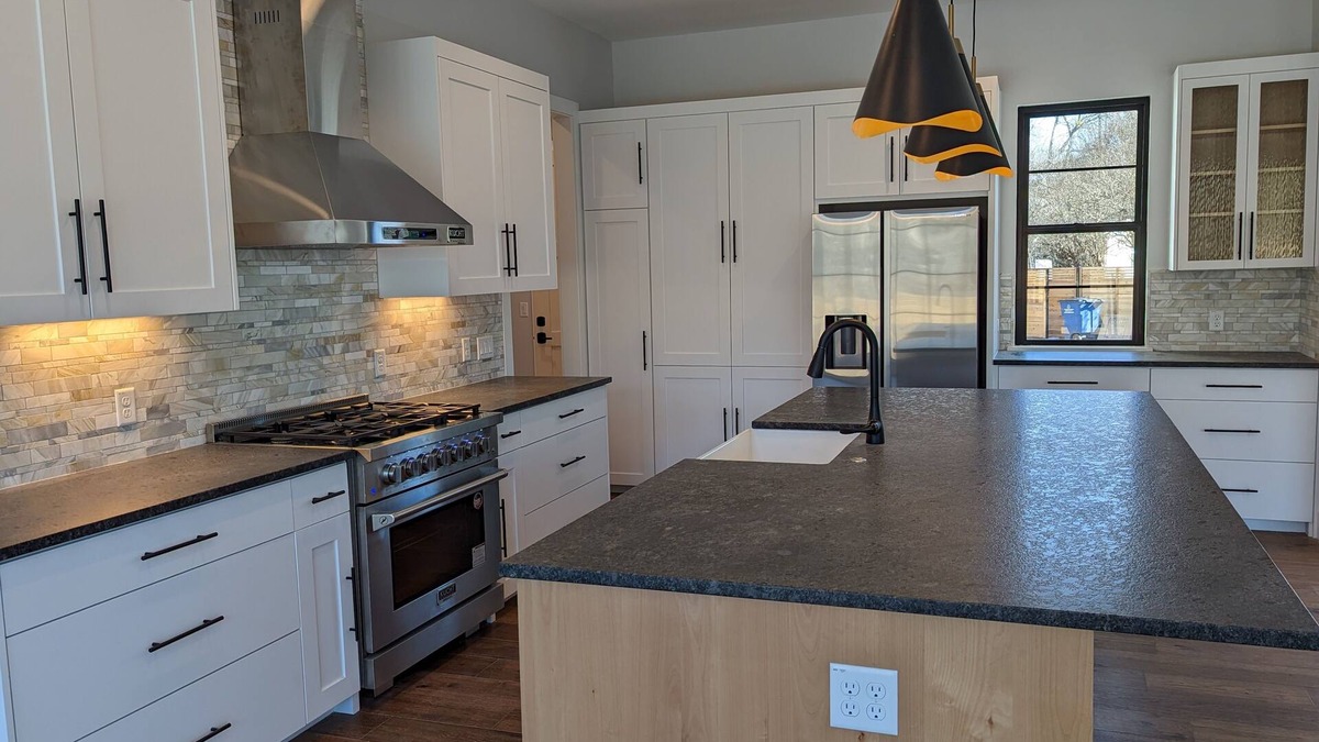 Galindo House | New 2023 Home, Cool Pool, 4Bedroom, 3.5 Bath, 10 guests, in great South Austin!