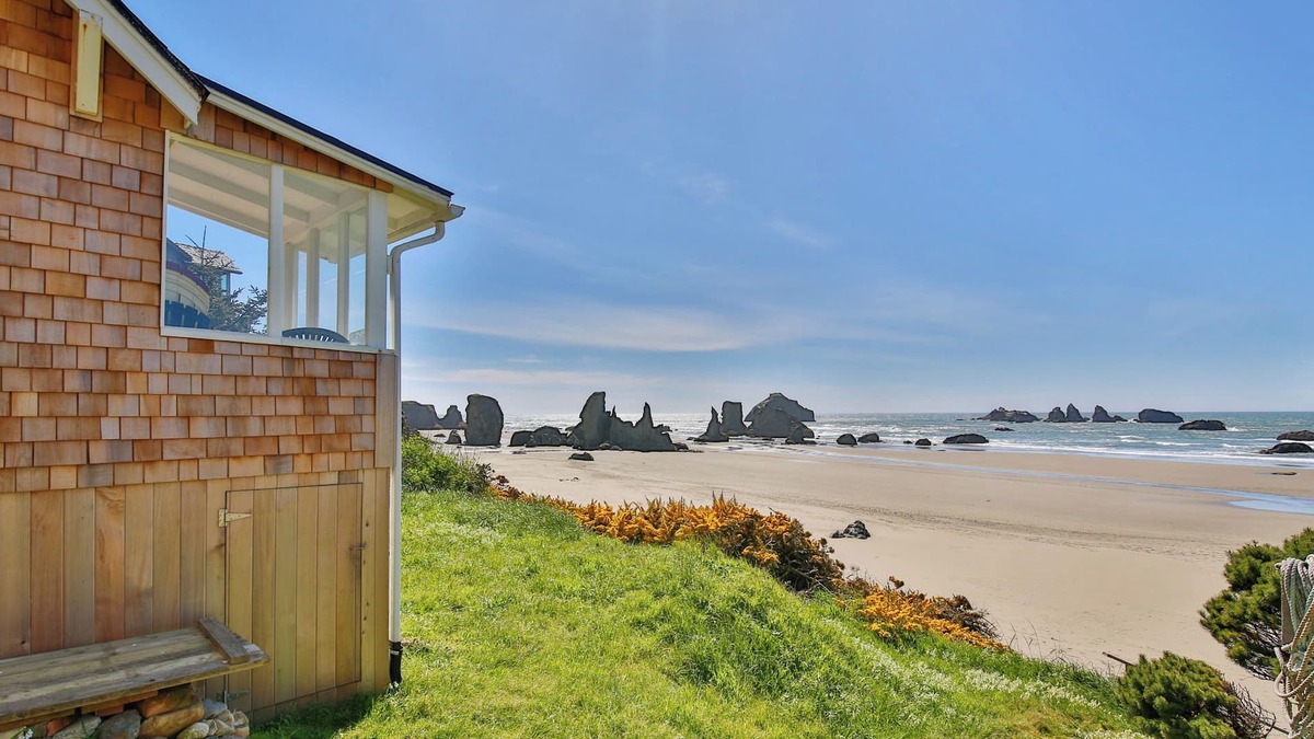 Bandon Cabin | New 2024 Darling 1930s beach cabin-newly remodeled