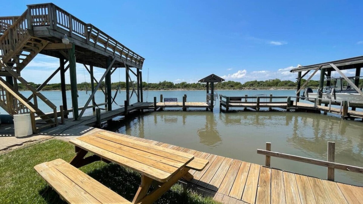 Matagorda House | New 2024 River House Waterfront Lighted Fish Pier