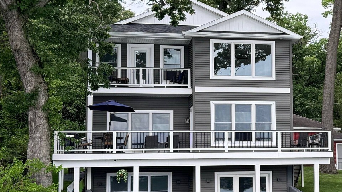 Sister Lakes House | New 2024! Stunning lake front home Magician Lk, 5 bedrms, 6 baths, Sleeps 14
