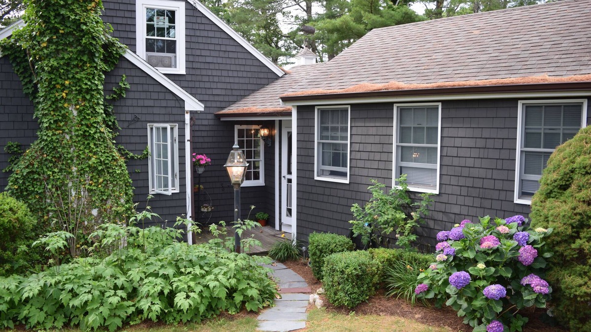 East Harwich Cabin | NEW 2025! Family friendly cabin in Harwich, water peek & walk to private beach