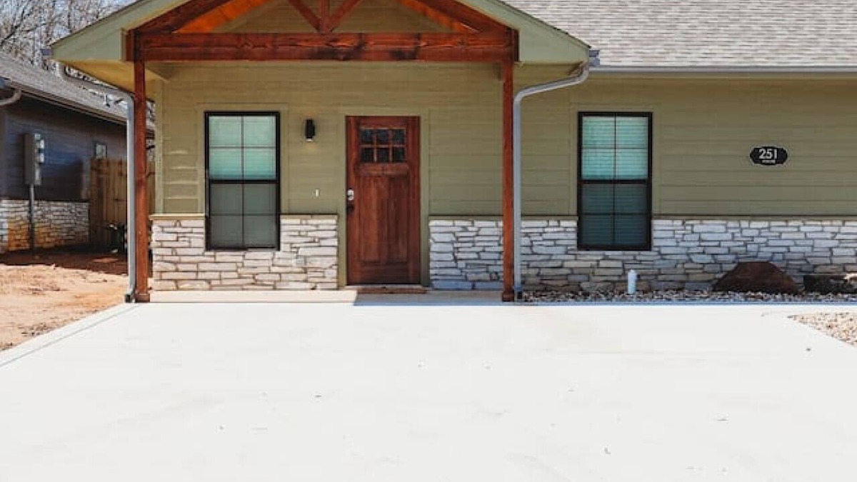Paris House | New 2BR, 2B, 251 11th NE, unit1