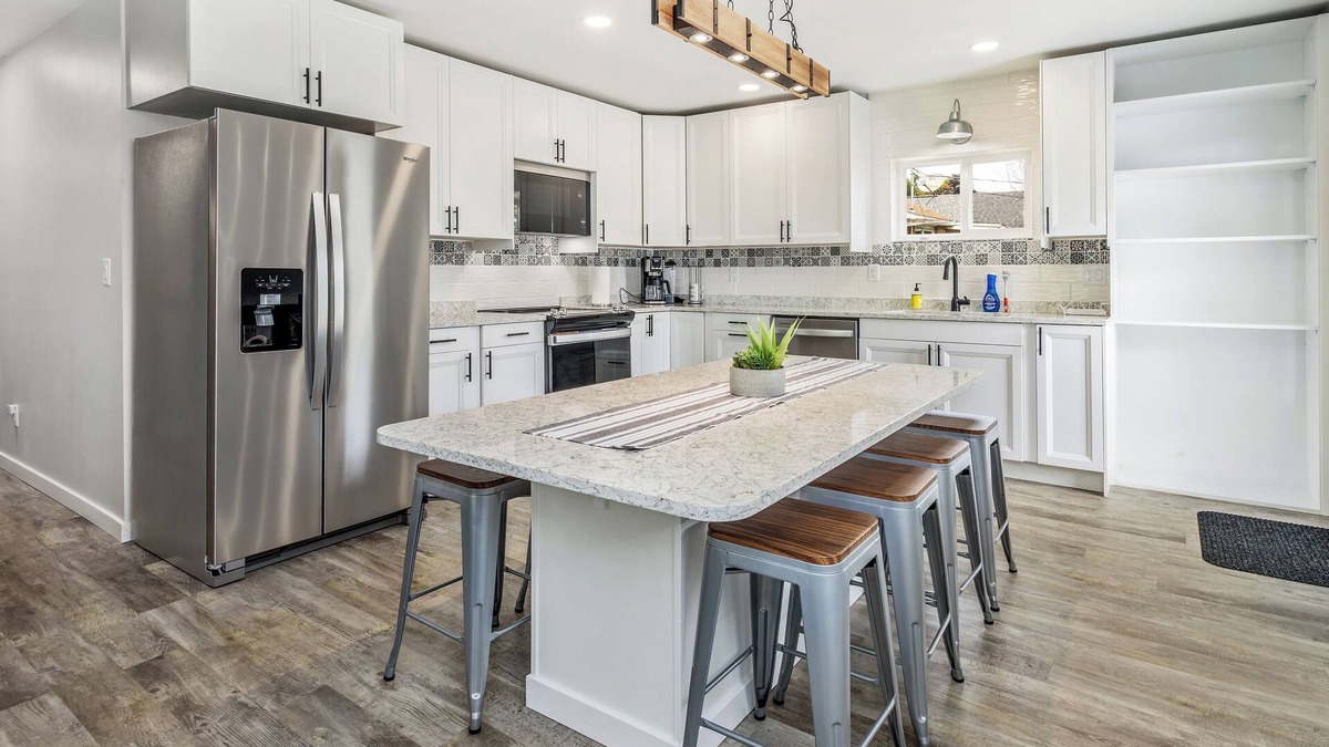 Escanaba House | NEW! 3 bed, 1.5 Bath, Games, WIFI