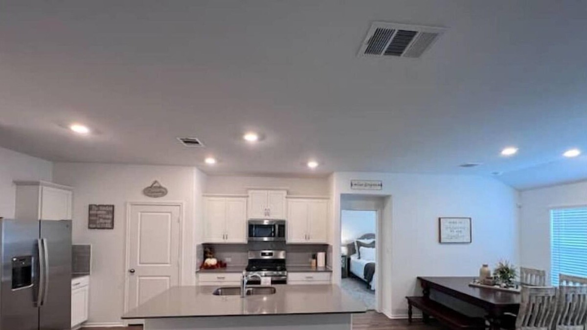 Bastrop House | New 3 Bed 2 Bath Pet Friendly, 4 min to food/shop