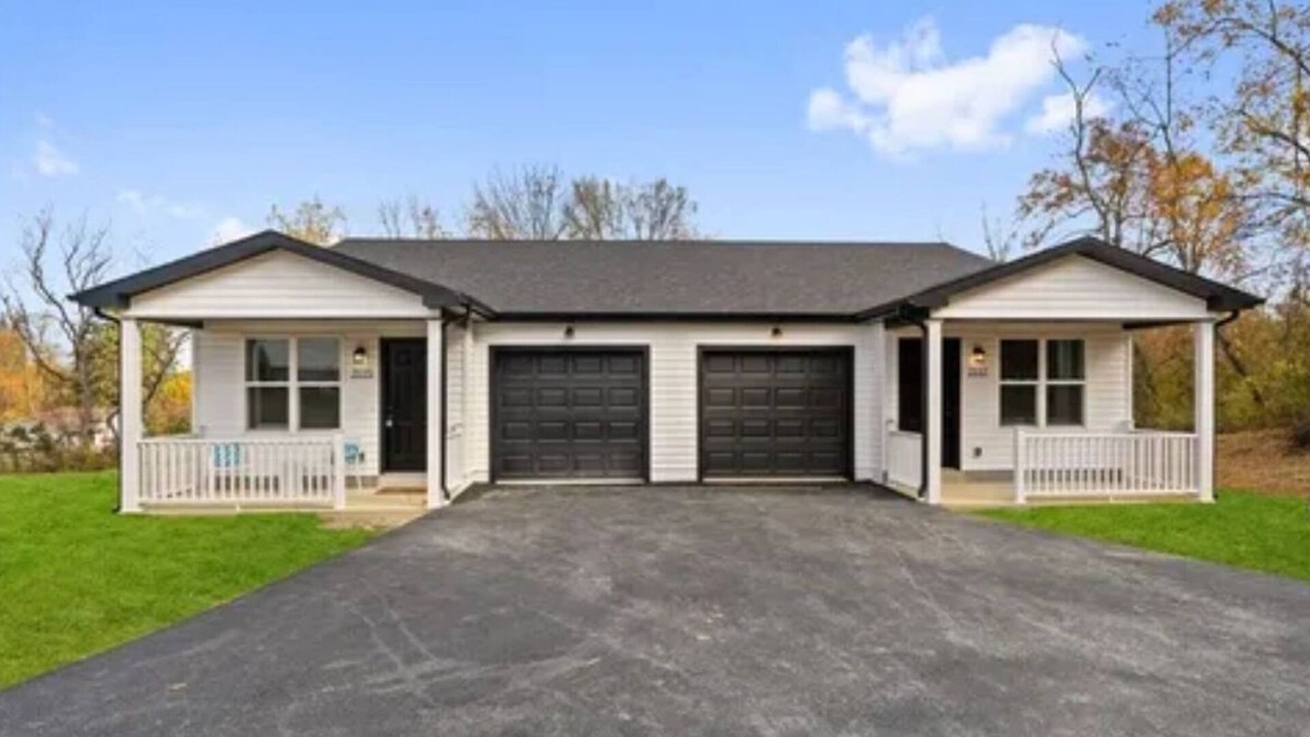 Lawson Heights House | NEW 3 bedroom home located on a private lane bordering a nature reserve!