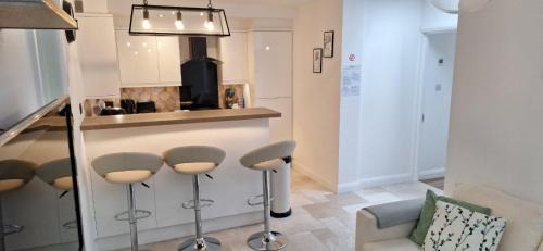 Ashford Apartment | NEW 3 bedrooms Flat in Ashford near Heathrow