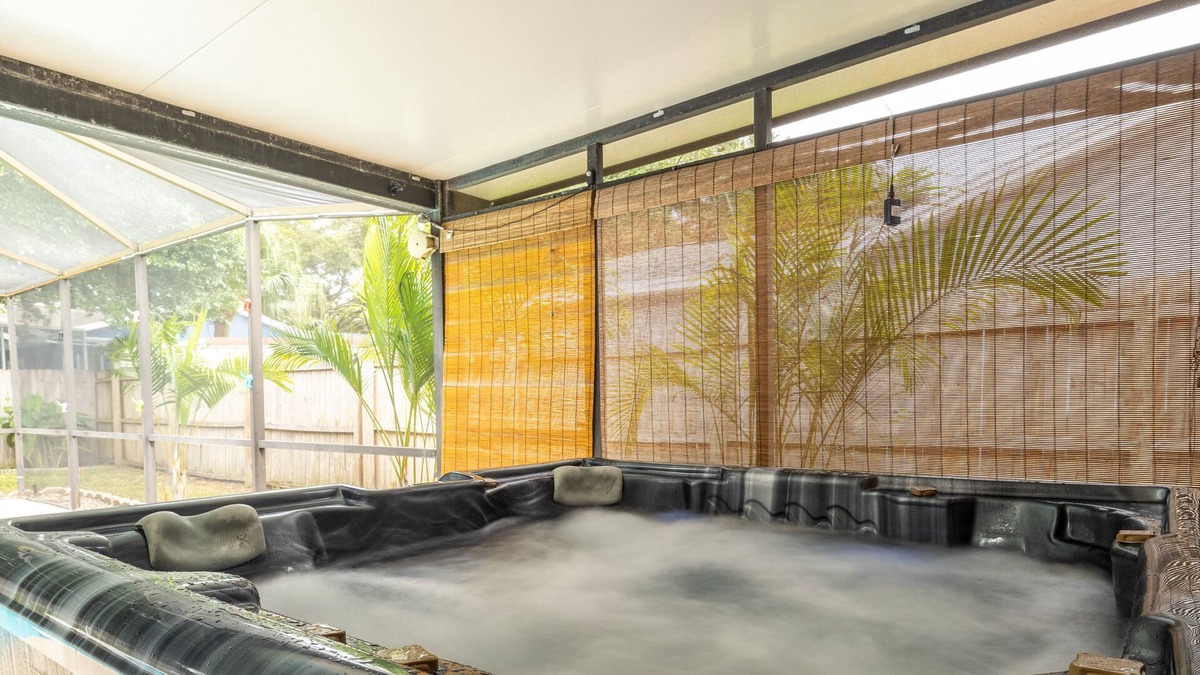 Largo House | New 3 BR Home Pool/Hot Tub- Near Downtown and Beach