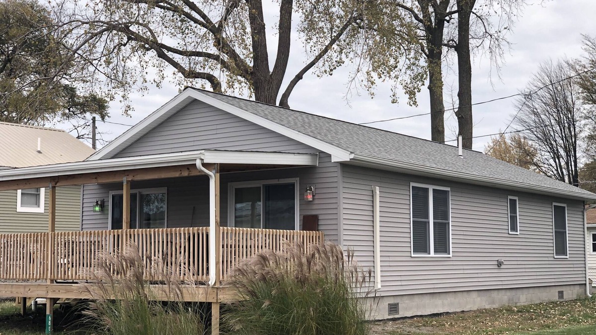 Oak Harbor House | New! 30 seconds from couch to shore, covered front porch w/sunset water views.