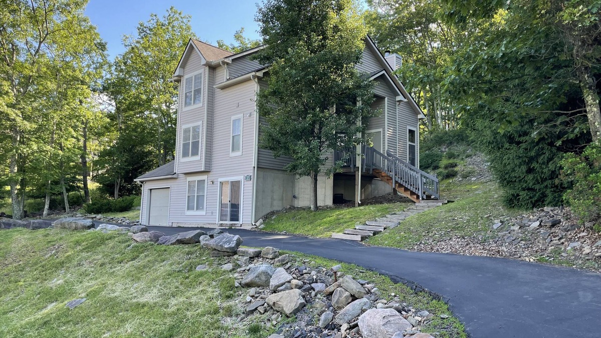 Tannersville House | NEW 3000 SF Private HOUSE at Camelback Mountain Private Parking Game Room 6 TVn