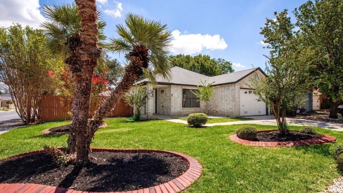 San Antonio Villa | New! 3B2B Villa, Pool, BBQ, Firepit, Yard Games, Bunk Bed, Family & Pet Friendly