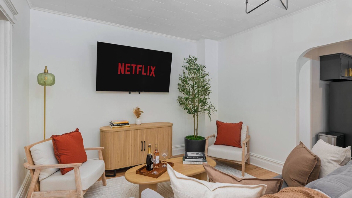 The Heights House | New! 3Bedroom GEM Just 15 minutes to NYC with WiFi, AC, Prime Location