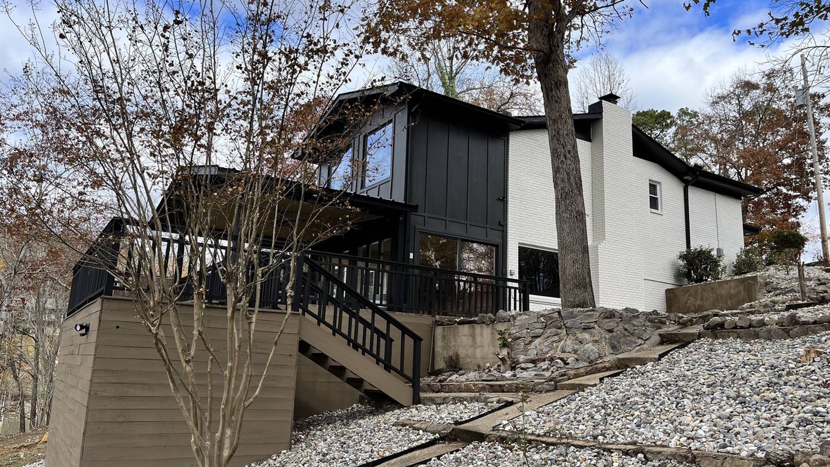 Mid America House | *New 3BR/2BA* ~ 200 ft Lake Frontage ~ Lakehaven