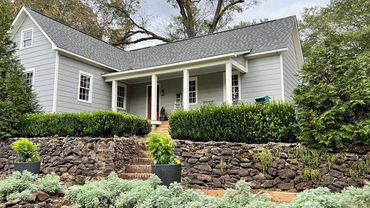 Oxford Cottage | New 3BR/2BA - Walk to Square. Ideal for Game Day & Family Stays