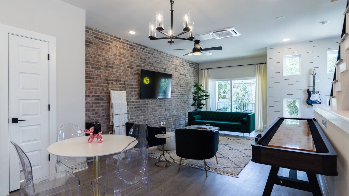Mahncke Park Condo | NEW 3BR/3.5 ensuite baths min away from Riverwalk, the Pearl, Downtown & Fiesta