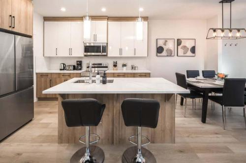 Lynnwood Ridge House | NEW! 3BR Family w Yard - Sleeps 8, FREE Banff Pass, Wine, Netflix & Parking! LARGE GROUP OPTION, ASK US!