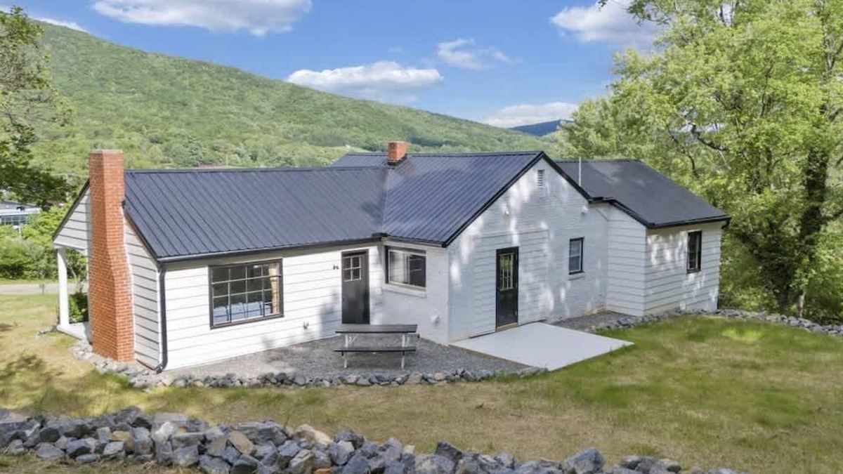 Roanoke House | NEW 3BR Seconds to Blue Ridge Parkway-Cozy & Comfy
