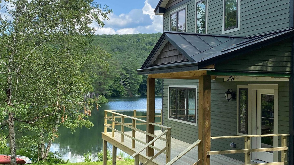 Ludlow House | New 4 Bedroom Lakefront House on Lake Pauline sleeps 8 -10 people