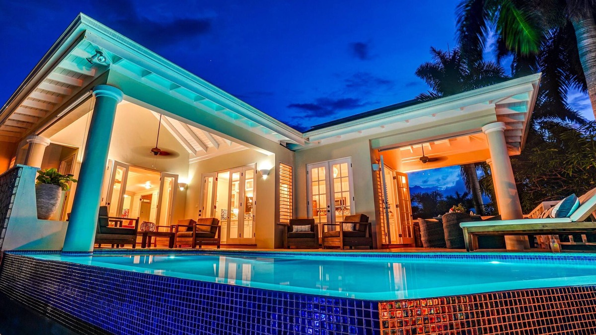 Silver Sands Villa | New 4 bedroom villa with infinity pool. 4 minute walk to Beach!