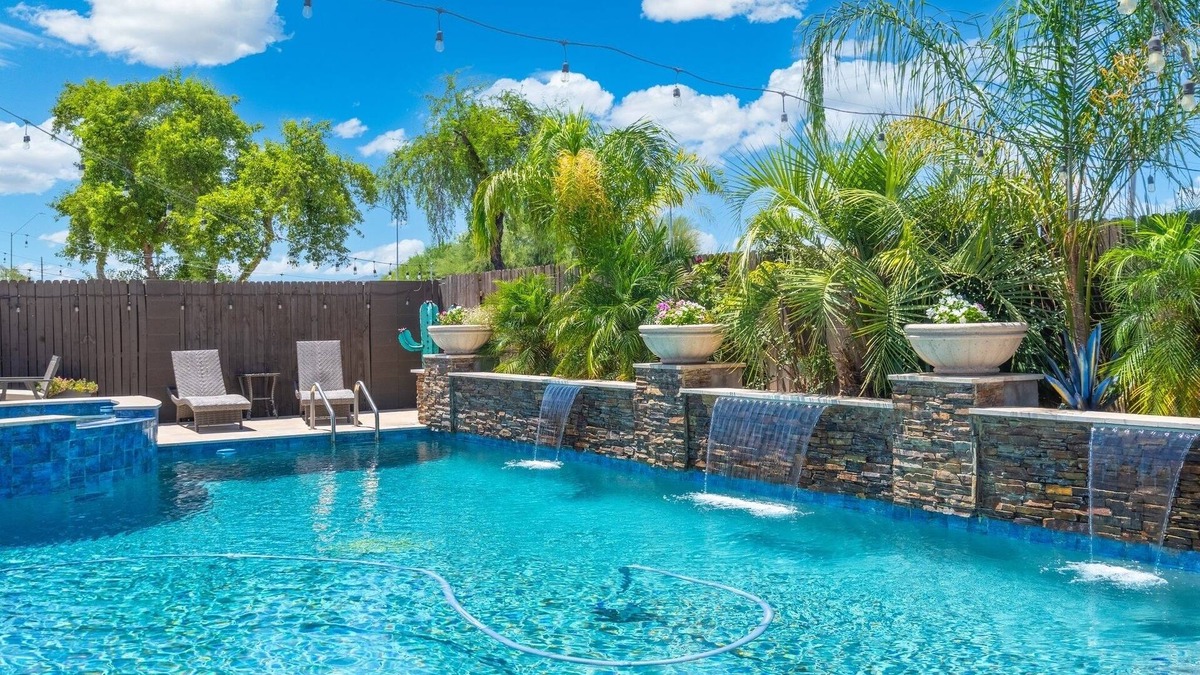 Goodyear House | New 4 BR Brand new Heated Pool & Spa plus 2nd therapeutic Spa! & Putting Green!