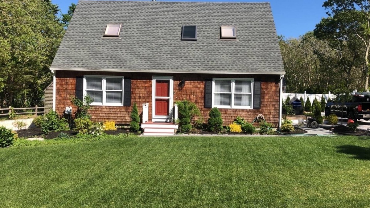 Katama House | New 4 BR house near center and beaches with bikes
