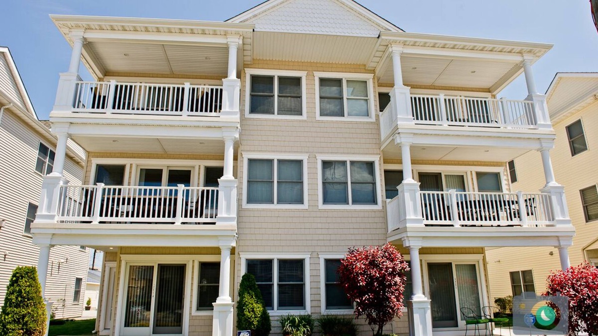 Southend House | New 4BR Beach Block Home-Location, Location, Location!
