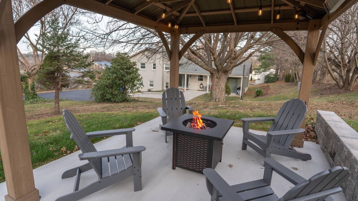 Christiansburg House | New 4BR Home: Virginia Tech| Swim Center| Downtown Christiansburg