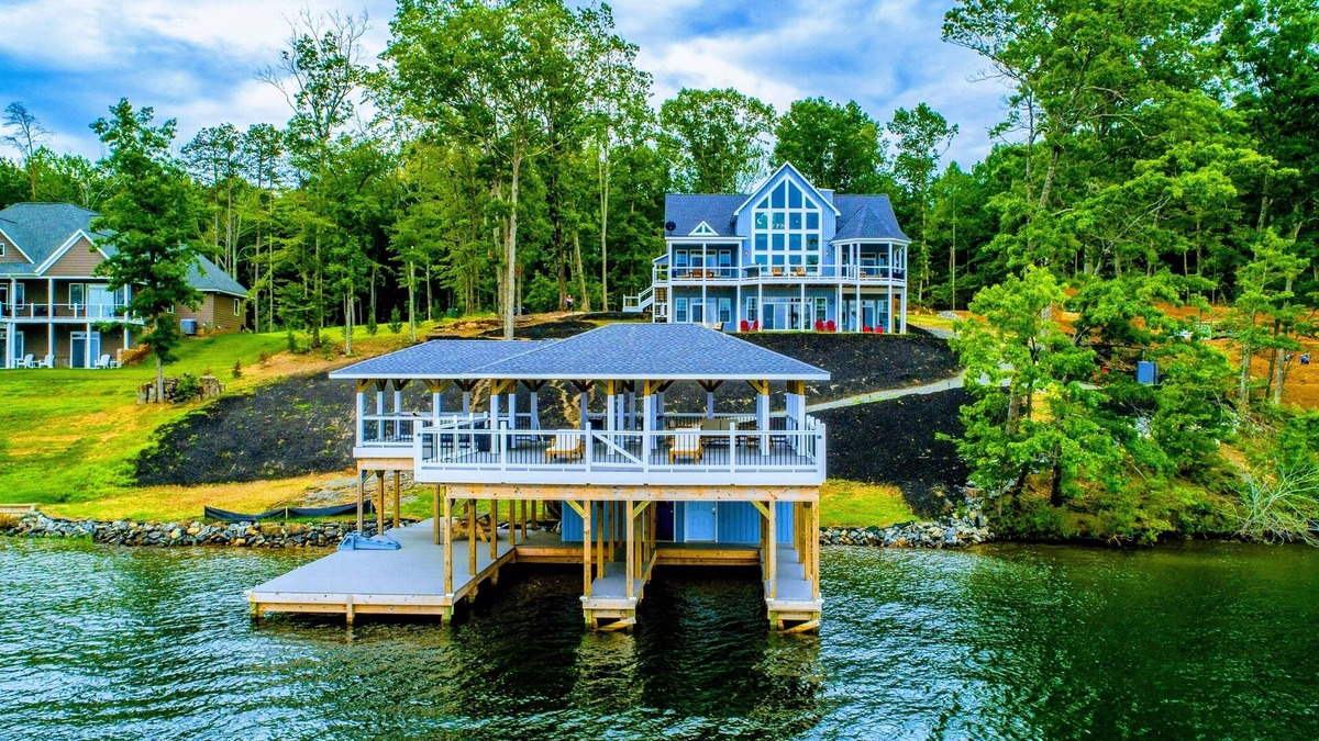 Mineral House | NEW 4BR Lakefront Lake Anna, Hot Tub, Boat Dock, Deck, Fire Pit, Views