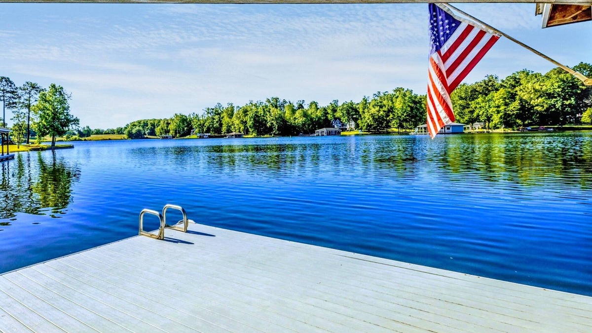 Mineral House | NEW 4BR Lakefront Lake Anna, Fire Pit, Pool, Beach