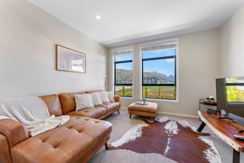 Frankton Apartment | New 4BRs Townhouse, Walk to Shops & Cafes, 5mins to Airport, 30mins to Ski