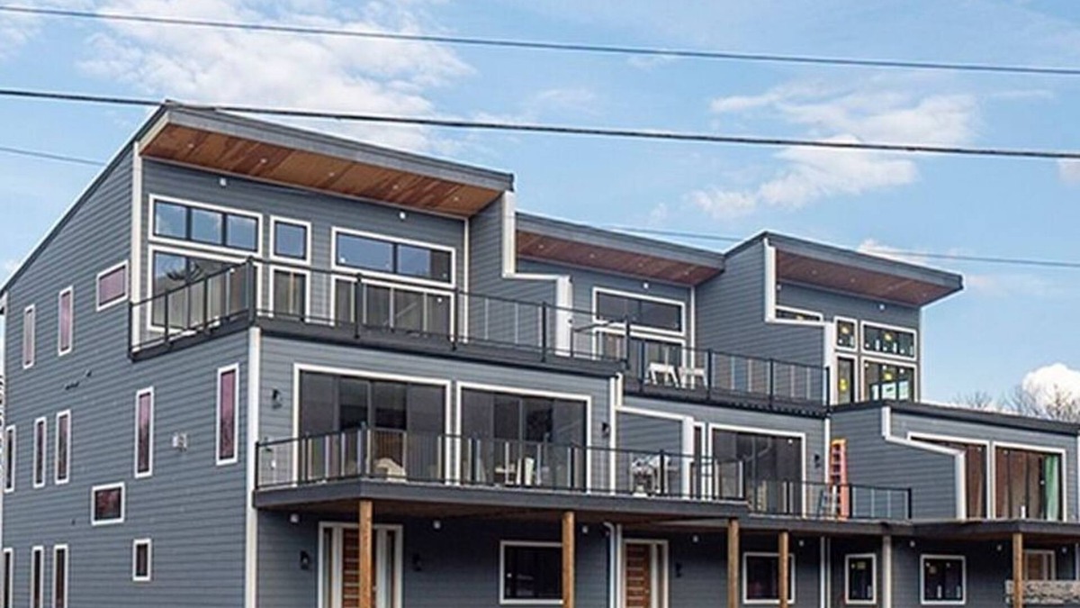Windham House | NEW 5 Bed 5 1/2 Bath Townhouse Walk To Skiing! 900 sq ft Of Mountan View Decks!