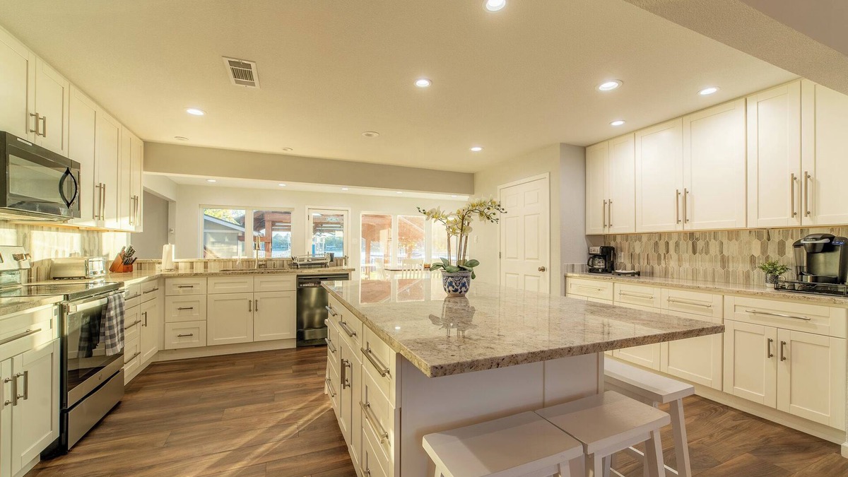 Azle House | New 5 Bed/Lakefront/Boat dock/Game room/Guest House.