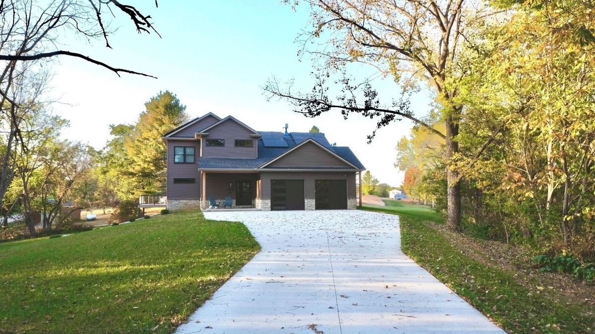 Apple River House | New 5-bedroom house at Apple Canyon Lake. 30 minutes from downtown Galena!
