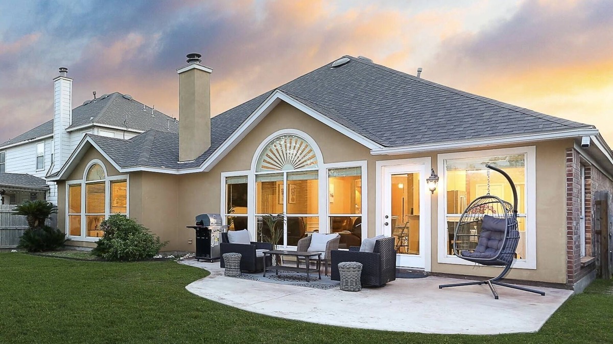 Jade Oaks House | NEW! 5β
Location & Gated | LUXURY LIVING | Royal Beds π