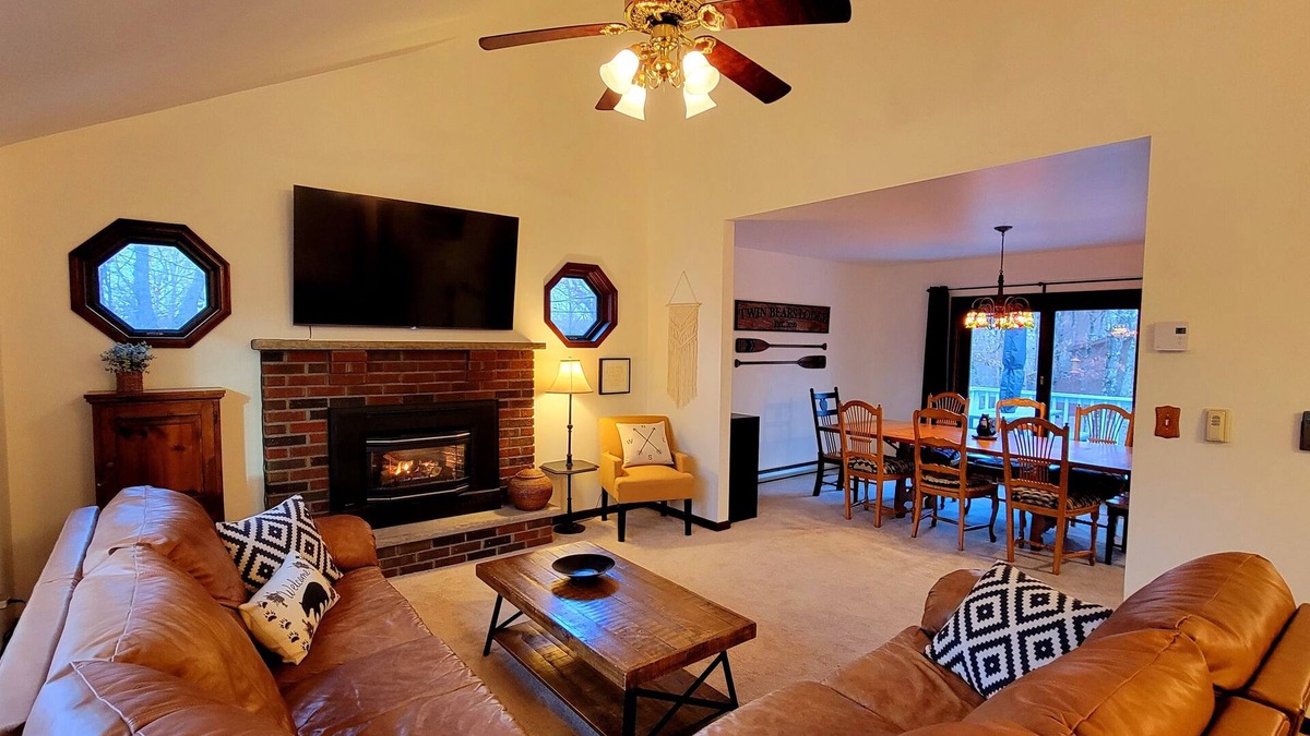 Bushkill House | NEW! 5 Star Gated Community. Wifi, Games, Fire Pit, 5 Smart TVs, Towels/Linens!