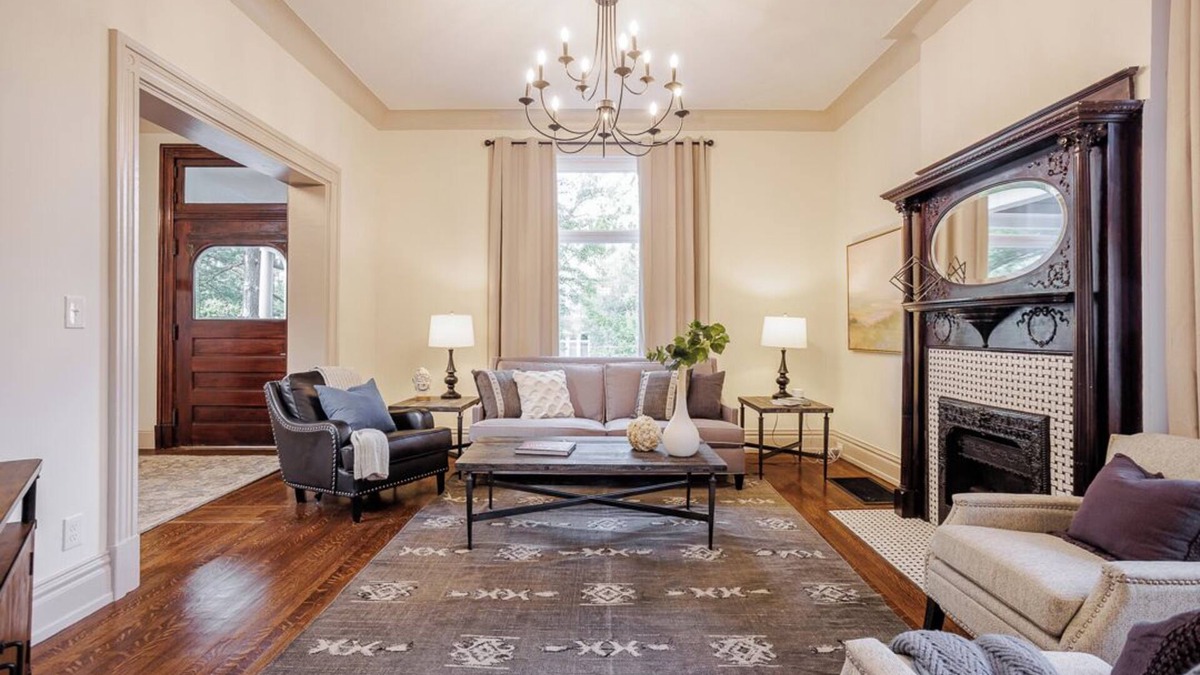 Walnut Hills House | New-5BR Downtown Sleeps 15 - Game Room - Parking