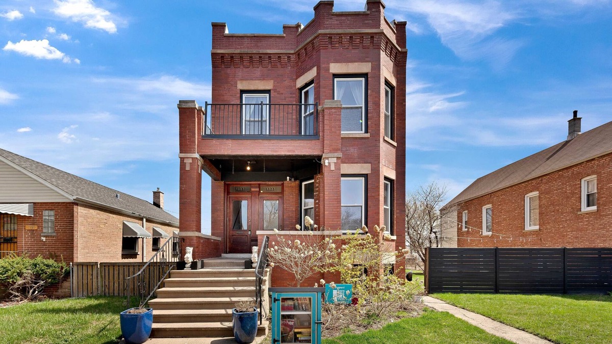 Berwyn House | NEW! 6 Bed Whole House in Chicagolands Trendy Berwyn by AllSet Turnover