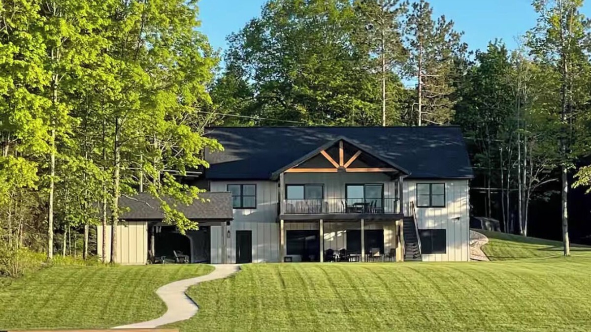Loretto House | New 6 bedroom Lake Front Home- Theatre Room- Poker - FirePit- Kayak/Paddleboards