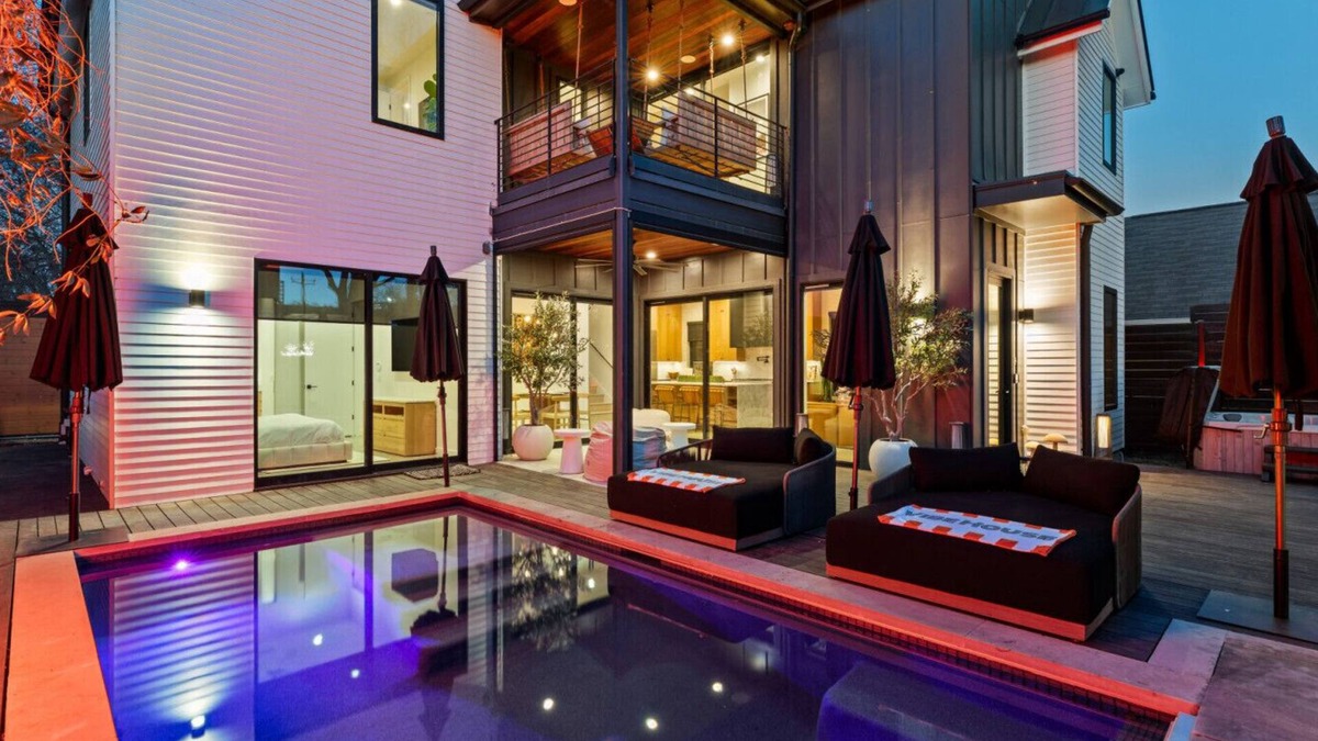Zilker House | New! 6 BR, 4.5B, Pool, Hot Tub, Cold Plunges, Outdoor Sauna, Bar, 9 TVs, Arcade