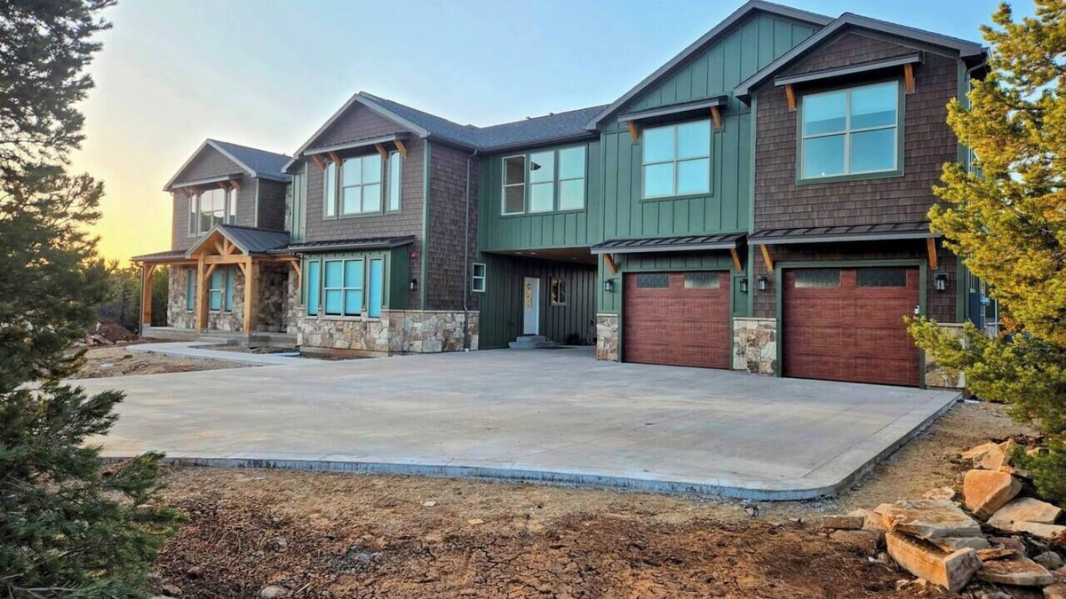 Zion National Park East Entrance House | New! 6 King Suites/8 bdrm, Hot Tub, EV, E-Scooters