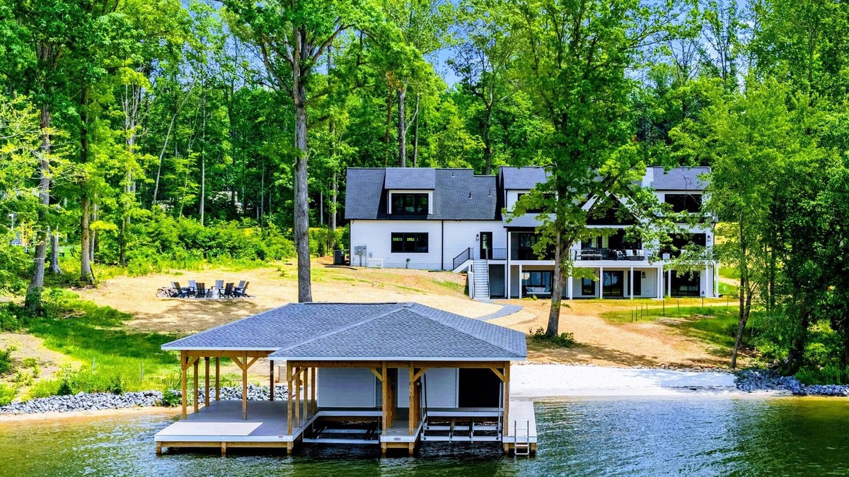 Bumpass House | NEW 6BR Lakefront Lake Anna, Beach, Dock, Deck Views