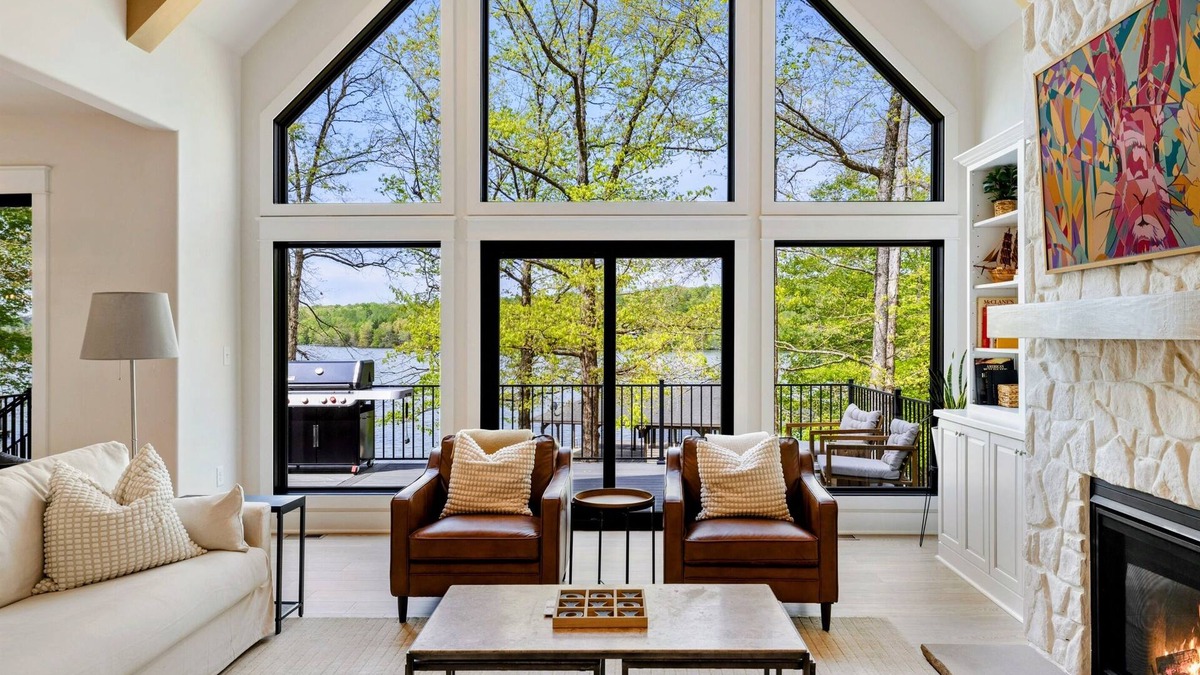 Livingston House | NEW 6BR Lakefront Lake Anna 5 Suites, Dock, Hot Tub