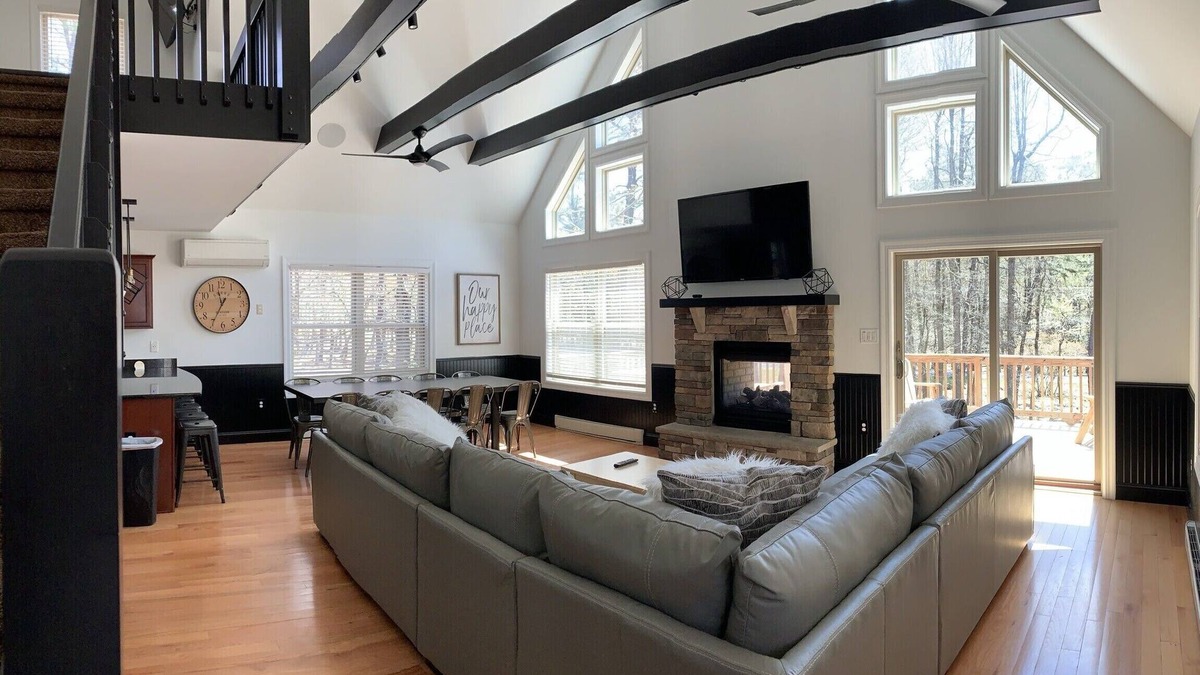 Lake Harmony Estates House | New! 6BR w/Hot Tub/Game Room/Fire Pit/Free linens/Bubble Hockey