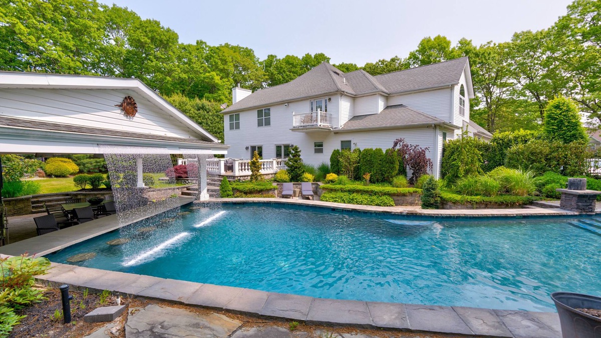 Eastport House | NEW 7 Bedrm House-Pool, Swim-Up Bar, Grill, Pool Table, Fitness and play room
