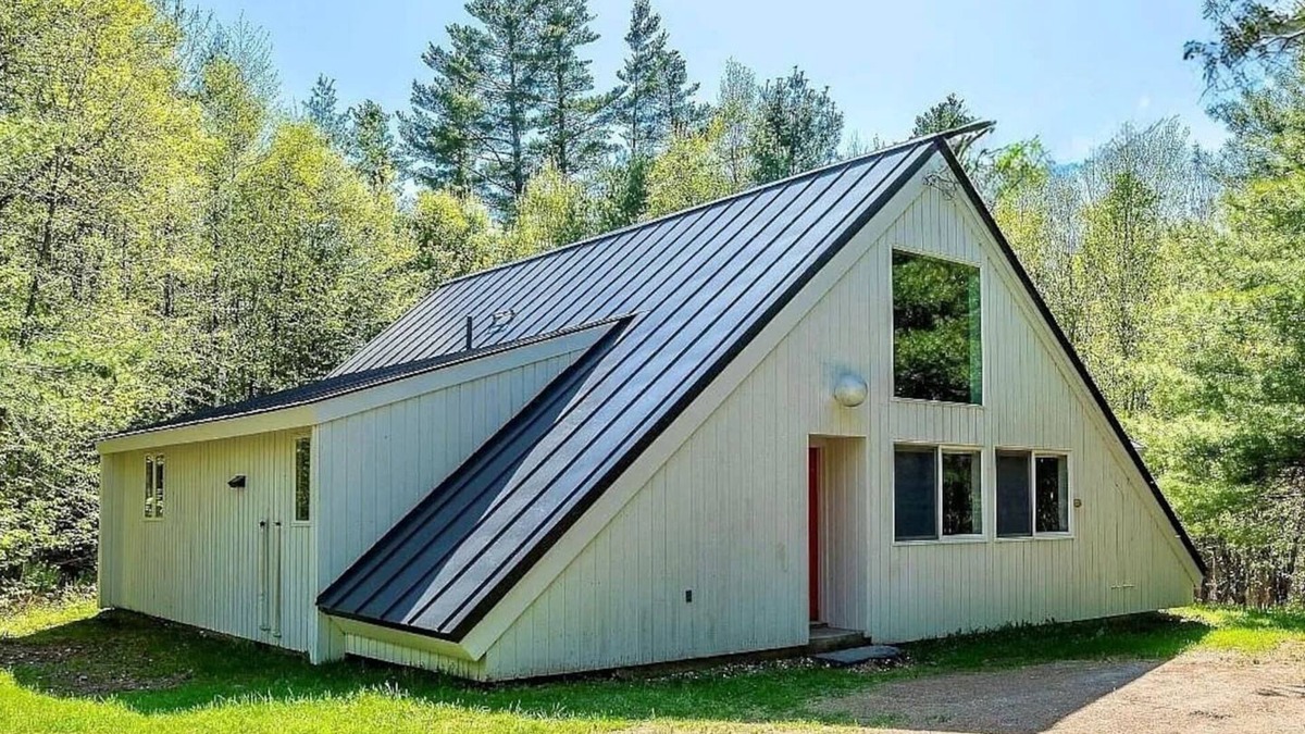 Jamaica Ski Chalet | New! 7 min to Stratton access road, Hiking, HotTub Sauna EV