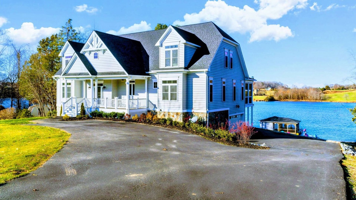Livingston House | NEW 7BR Lakefront Lake Anna, Dock, Beach, Deck