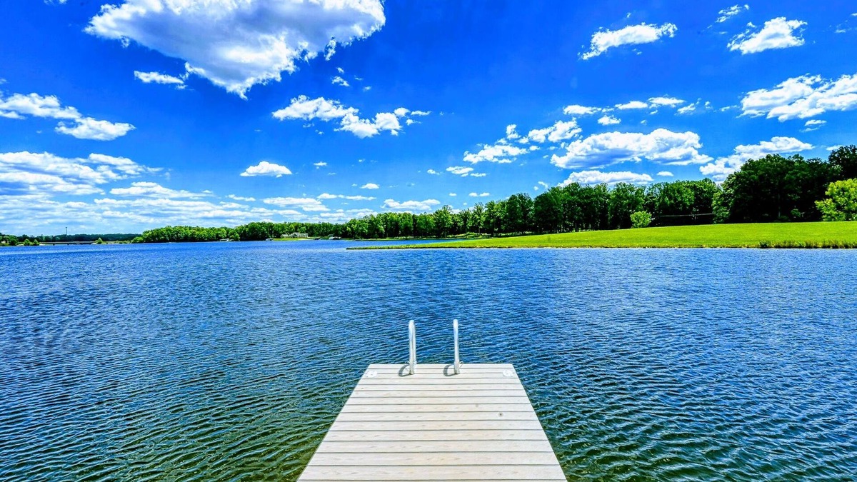 Mineral House | NEW 7BR Lakefront Lake Anna, Boat Dock, & Hot Tub