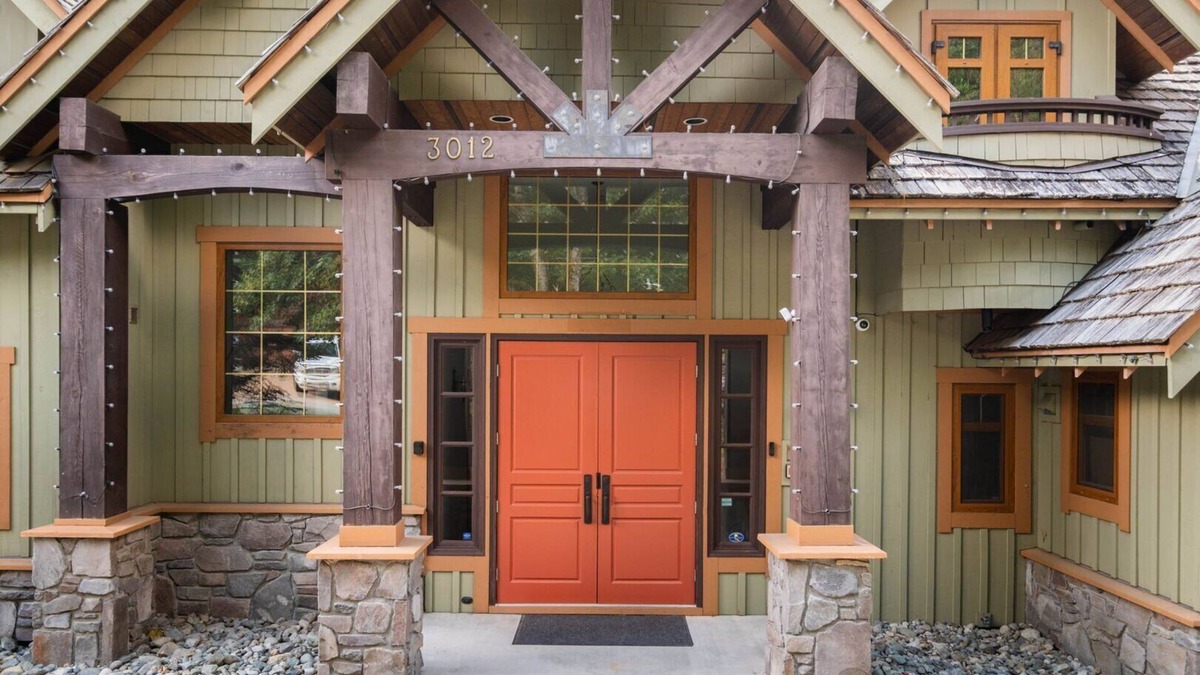 Alta Vista Apartment | New 8BD Chalet | Smart TV | Private hot tub | Wifi